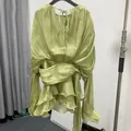 Gros plan sur une mini-robe plissée à volants de style français dans une finition vert tilleul vif. - S / Robes / Vert Herbe