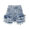 Détail d'un short en jean taille haute avec volants et bords effilochés - M / Bas / Bleu