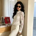 Chemise élégante en dentelle blanche à manches longues avec col à volants - S / Hauts / Blanc