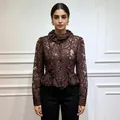 Haut en dentelle marron élégant avec col à volants pour un look d'automne raffiné. - S / Hauts / Marron