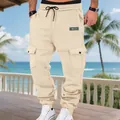 Primo piano di pantaloni cargo in pile beige con tasche laterali con patta funzionali - Albicocca
