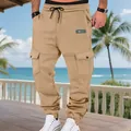Pantaloni cargo jogger da uomo kaki con tasche multiple mostrati su un modello - Cammello