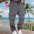 Detailaufnahme der dicken Herren-Fleece-Cargohose in Grau mit Multi-Taschen-Design. - Dunkelgrau