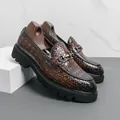 Mocassins pour hommes en cuir gaufré marron foncé avec semelle plateforme noire - 38 / Style Semelle Epaisse Texture Tissée / Marron Foncé (3382)