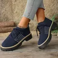 Dettaglio di sneaker da donna in maglia blu traspirante con suola spessa a zeppa - Blu scuro