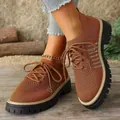 Vista dettagliata delle sneakers marroni traspiranti in maglia da donna con suola spessa - Marrone chiaro