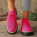 Dettaglio di sneaker traspiranti in maglia rosa acceso con spesse suole a piattaforma - Rosso rosa