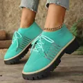 Sneaker traspiranti in maglia turchese con suola spessa nera a carrarmato su modella - Blu lago