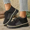 Primo piano di scarpe casual in flyknit nero traspirante con suola spessa da donna - Nero