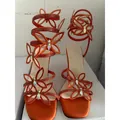 Elegante orangefarbene Satin-Sandalen mit Schnürung und Strass-Schmetterlings-Akzenten - 34 / Orange