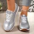 Κομψά ασημένια γυναικεία sneakers με πλατφόρμα και λευκά κορδόνια για καθημερινό στυλ - Ασημί