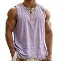 Dettaglio della canotta Henley da uomo viola chiaro senza maniche con bordi. - Taglia S / Top / Viola chiaro