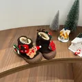 Nahaufnahme der braunen Plüsch-Schneestiefel für Kleinkinder mit weihnachtlichen Motiven - 16 / Braun