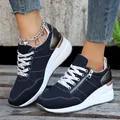 Detailansicht der marineblauen Keilsneaker mit Seitenreißverschluss und weißer Sohle. - 41 / Dunkelblau