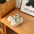 Nahaufnahme des weißen Mesh-Gewebes und der Kristallschleife auf Prinzessinnenschuhen - 22 / Beige