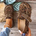 Détail rapproché de mocassins léopard à plateforme avec boucle rétro et coutures - 36 / Imprimé léopard