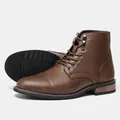 Vista lateral de botas Martin vintage marrones para hombre con acabado texturizado - 46 (EE. UU. 11) / Marrón (KD6656)