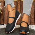 Primo piano di ballerine Mary Jane nere con un motivo floreale traforato laser traspirante - 36 / Nero