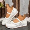 Dettaglio delle scarpe basse Mary Jane bianche traspiranti con decori traforati - 36 / Bianco
