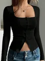 Detail van zwart nauwsluitend gebreid shirt met vierkante hals, knopen en split vooraan - S / Tops / Zwart