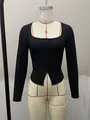 Detalle de un top de punto acanalado negro con cuello cuadrado y botones en maniquí - S / Tops / Negro