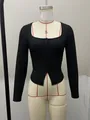 Zwarte slim fit gebreide top met lange mouwen, vierkante hals en knoopsluiting - S / Tops / Zwart