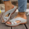 Vista detallada de sandalias de cuña azul claro para mujer sobre suelo de madera - 36 / Gris