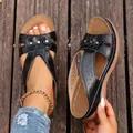 Primer plano de sandalias de cuña negras con flores y detalles calados - 36 / Negro