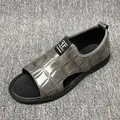 Sandalias de hombre en cuero repujado de talla grande con diseño de punta abierta - 38 / Gris