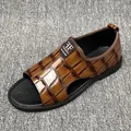 Elegantes sandalias de hombre en cuero marrón con relieve de cocodrilo para el verano - 38 / Marrón Amarillento