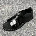 Sandalias casuales negras para hombre con cuero grabado de cocodrilo y diseño de punta abierta - 38 / Negro
