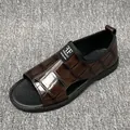 Elegantes sandalias de hombre en cuero marrón grabado con punta abierta y diseño casual - 38 / Marrón