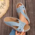 Elegantes sandalias de cuña azul claro con flores y suela de plataforma perforada - Azul cielo