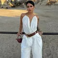 Elegante top bianco allacciato al collo con anello in metallo e scollo a cappuccio - Taglia M / Top / Bianco