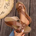 Elegantes sandalias de cuña marrón para mujer con flores decorativas y detalles calados - Marrón Oscuro