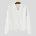 Detail van de witte corduroy textuur op een loszittend herenoverhemd. - S / Tops / Wit