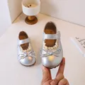Vue détaillée de chaussures Mary Jane argentées pour bébé avec nœud et bordure en dentelle - Pointure 23 (Longueur intérieure 14,5 cm) / Argent