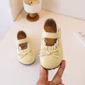 Gros plan sur une chaussure de princesse jaune pour bébé avec nœud et dentelle - Pointure 23 (Longueur intérieure 14,5 cm) / Jaune