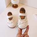 Gros plan de chaussures Mary Jane blanches pour filles avec dentelle - Pointure 23 (14.5cm Longueur Intérieure) / Beige