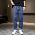 Gedetailleerd beeld van een slim-fit blauwe denim jeans voor heren met omslag - S / Bottoms / Donkerblauw