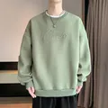 Sweat à col rond pour homme vert sauge avec texte de mode en relief - M / Hauts / Vert