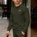 Olivgrünes Herren-Sweatshirt mit Rundhalsausschnitt, Strukturstoff und Leder-Patch-Detail - Armeegrün