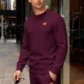 Dunkelrotes Herren-Sweatshirt mit markantem diagonalem Strukturmuster und Brust-Aufnäher - Burgunderrot