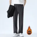 Detailansicht der grauen, fleecegefütterten Business-Hose für Herren, gerade Passform. - S / Unterteile / Grau