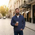 Een man die een klassieke marineblauwe fleece sweater met halve rits draagt in een stadsstraat - S / Tops / Marineblauw