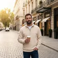 Lifestyle-weergave van een man met een crème fleece sweatshirt met halve rits in de stad. - S / Tops / Khaki