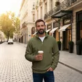Groene heren fleece sweater met halve rits in een stijlvolle en trendy stadsomgeving setting - Legergroen