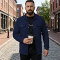 Détail de la veste décontractée pour homme bleu marine avec texture gaufre et boutons-pression. - Bleu marine