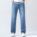 Klassische lockere Herren-Jeans mit geradem Bein in einer stilvollen hellblauen Waschung - Hellblau