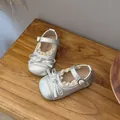Élégantes chaussures babies argentées pour filles avec bordure en dentelle. - Pointure 15 (Longueur intérieure env. 12cm) / Argent